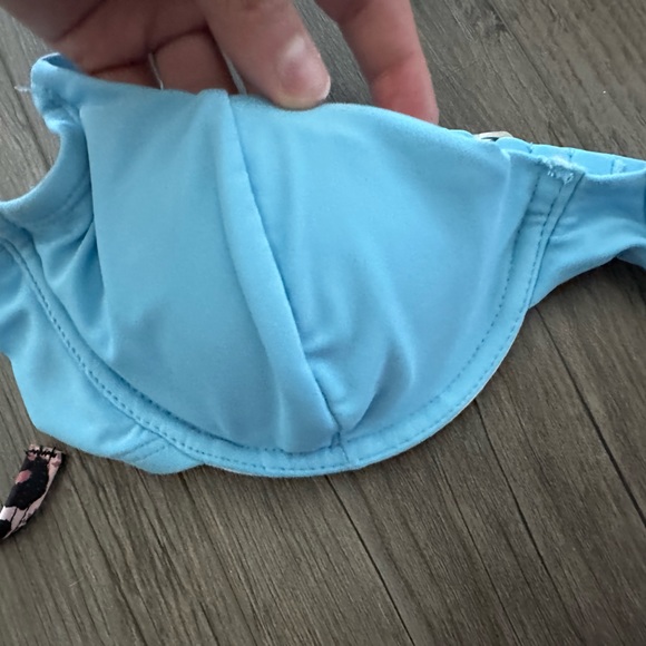 Medium, blue, cupped swim top, high rise bottoms. See the video for seem on top - Picture 11 of 12
